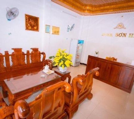 Hotel Khach San Son Ha à Kon Tum Extérieur photo