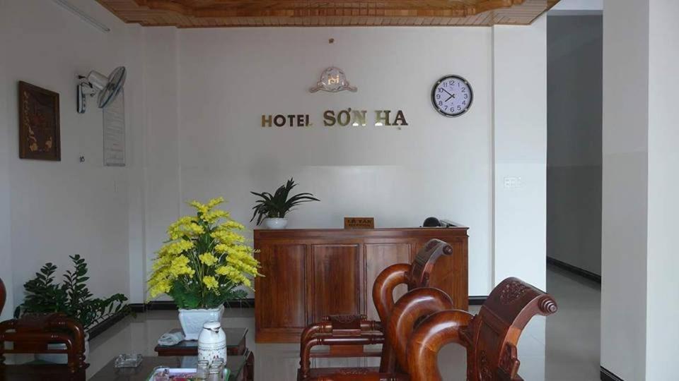 Hotel Khach San Son Ha à Kon Tum Extérieur photo