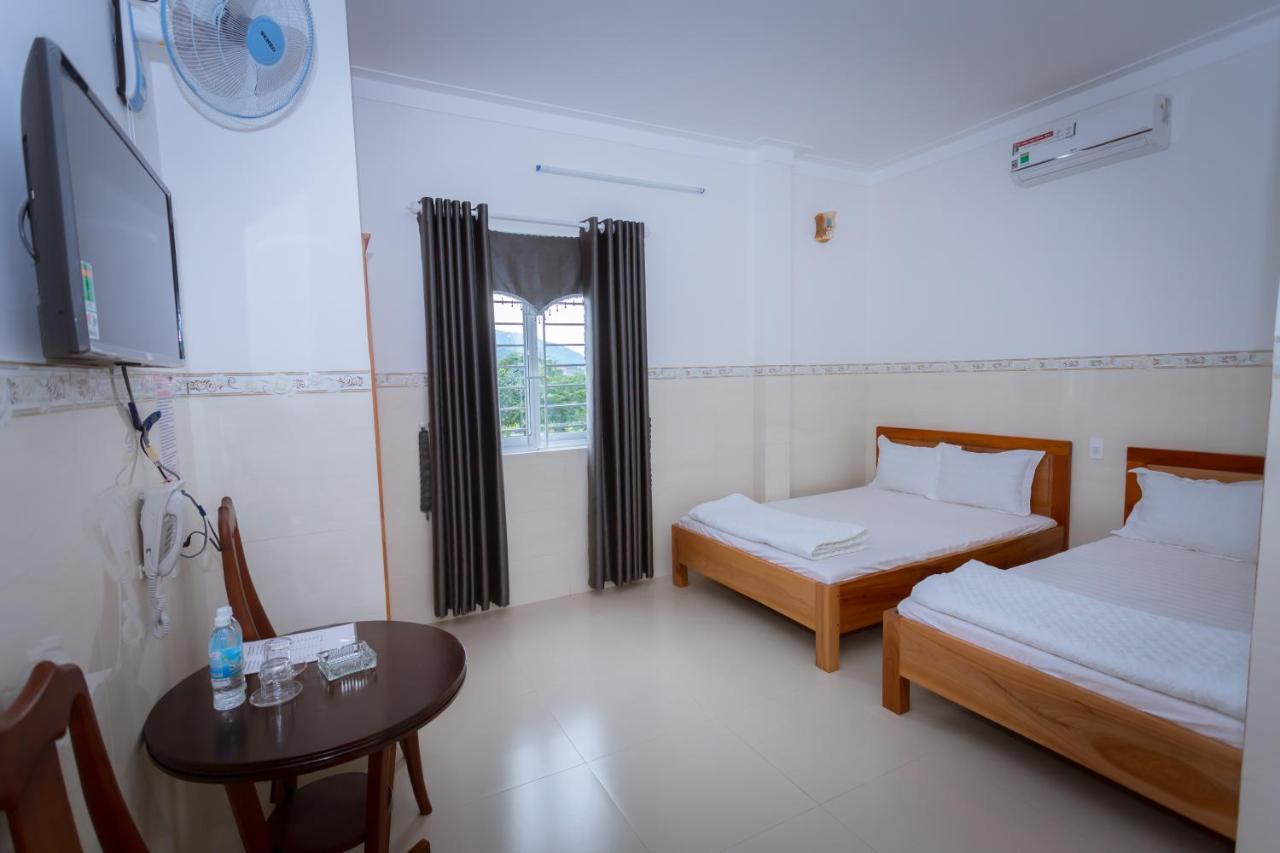 Hotel Khach San Son Ha à Kon Tum Extérieur photo