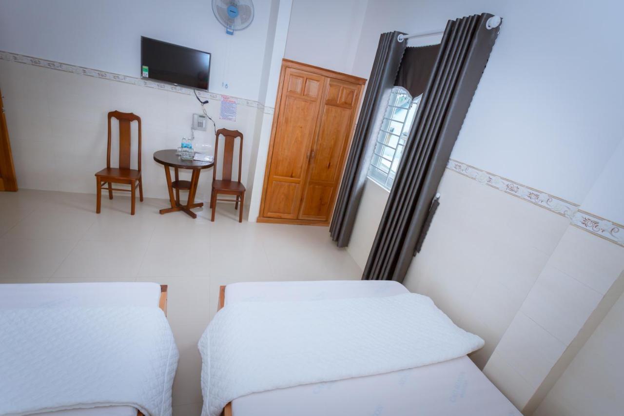 Hotel Khach San Son Ha à Kon Tum Extérieur photo