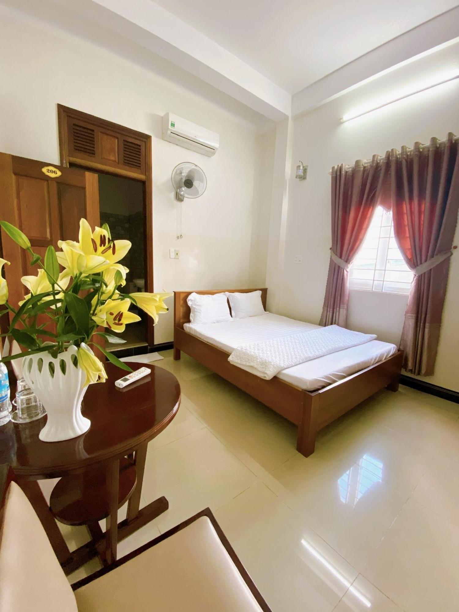 Hotel Khach San Son Ha à Kon Tum Extérieur photo
