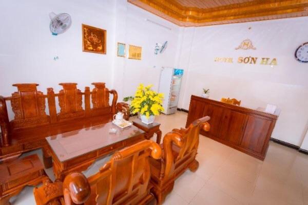 Hotel Khach San Son Ha à Kon Tum Extérieur photo